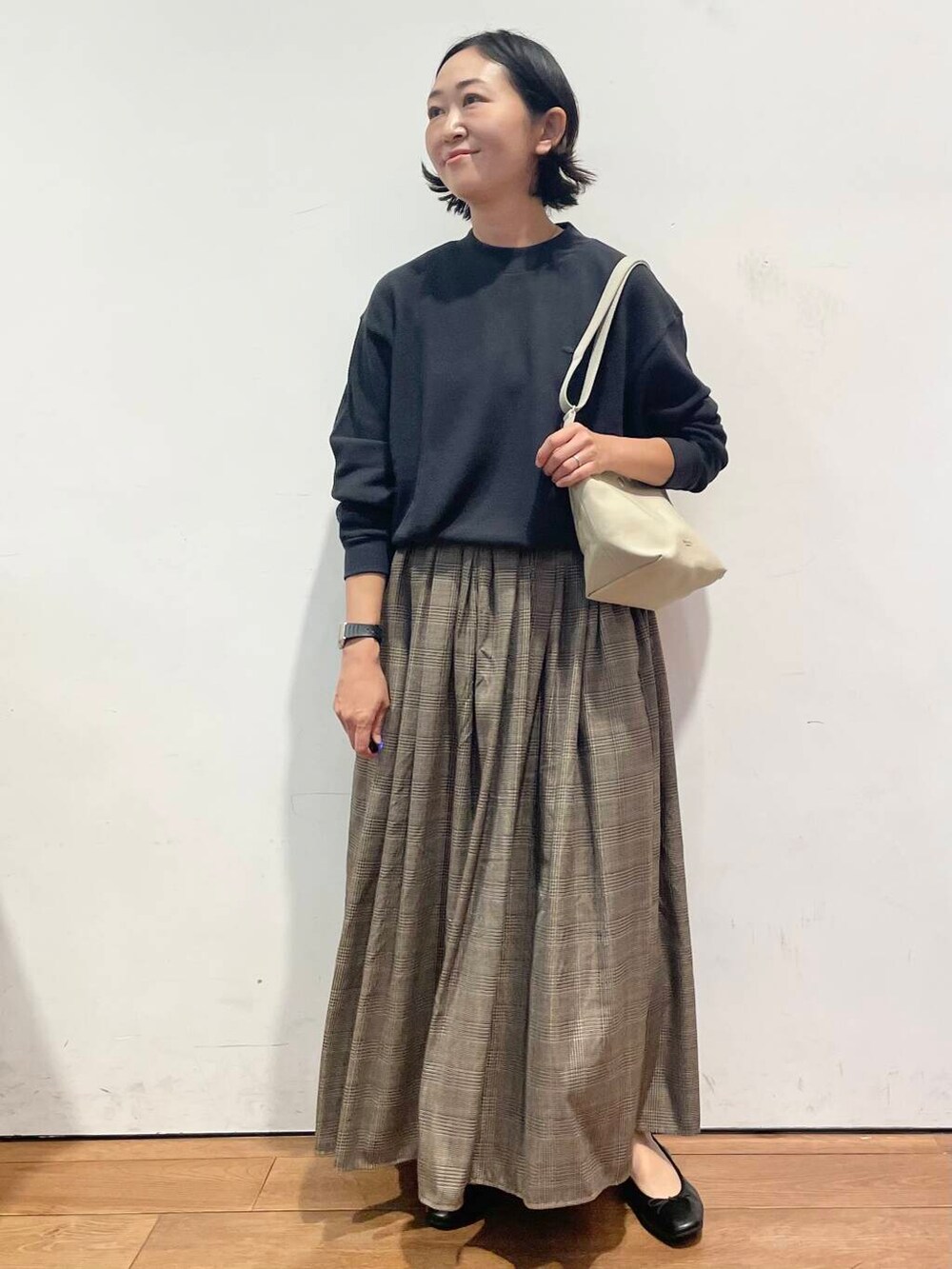 その他のスカート、ベージュ系のショルダーバッグ、ブラック系のTシャツ/カットソーを着用したレディースの秋コーディネートの4枚目の写真