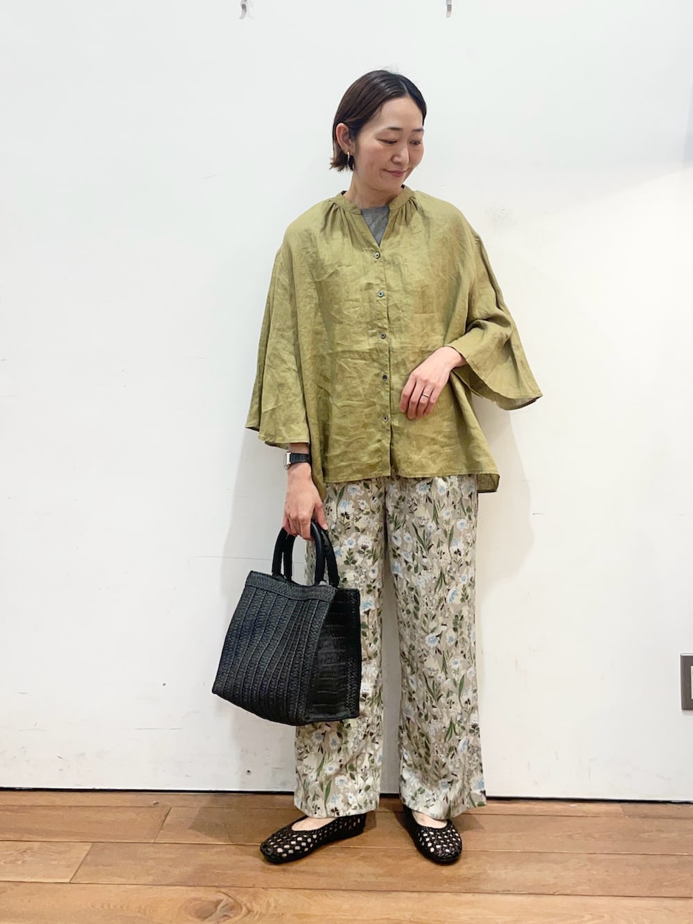 グリーン系のシャツ/ブラウス、ベージュ系のその他パンツ、ブラック系のサンダルを着用したレディースの春コーディネートの2枚目の写真