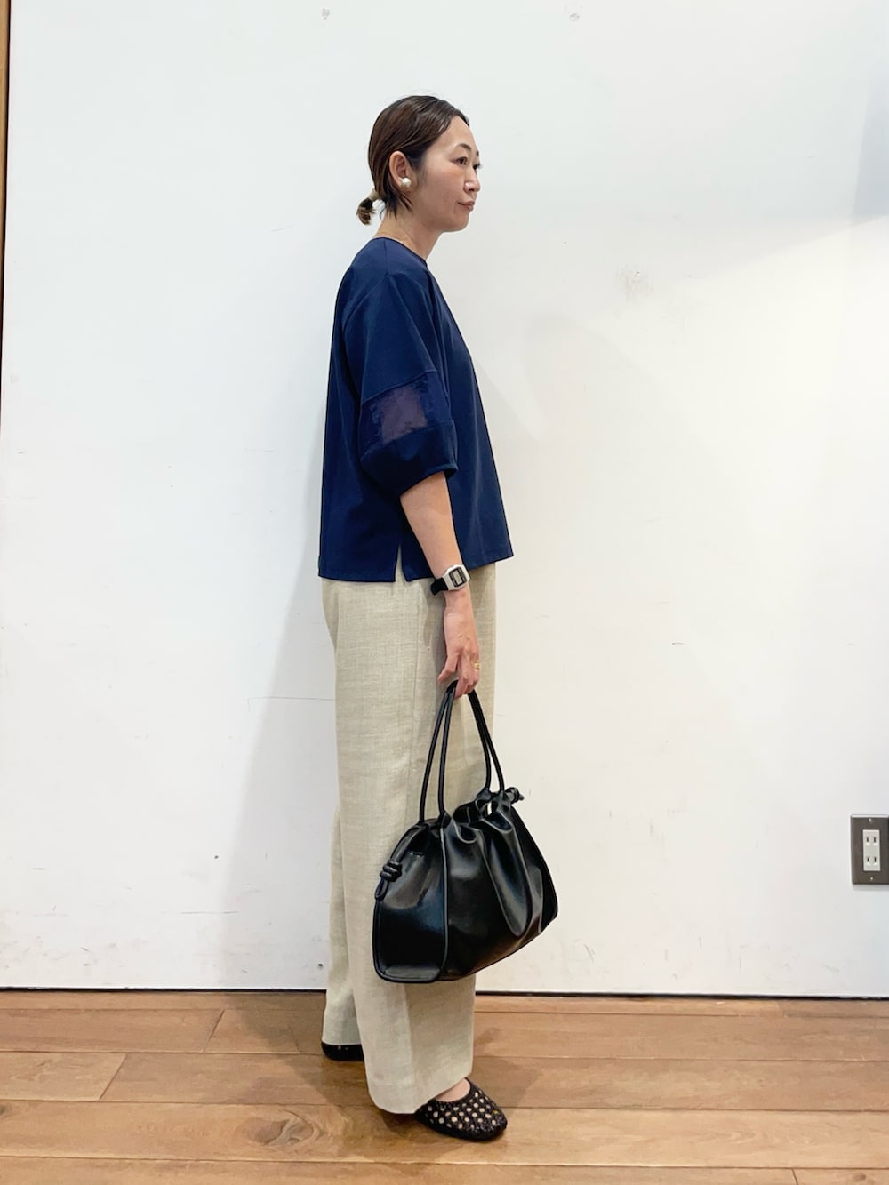 ブルー系のTシャツ/カットソー、ベージュ系のその他パンツ、ブラック系のサンダルを着用したレディースの春コーディネートの3枚目の写真