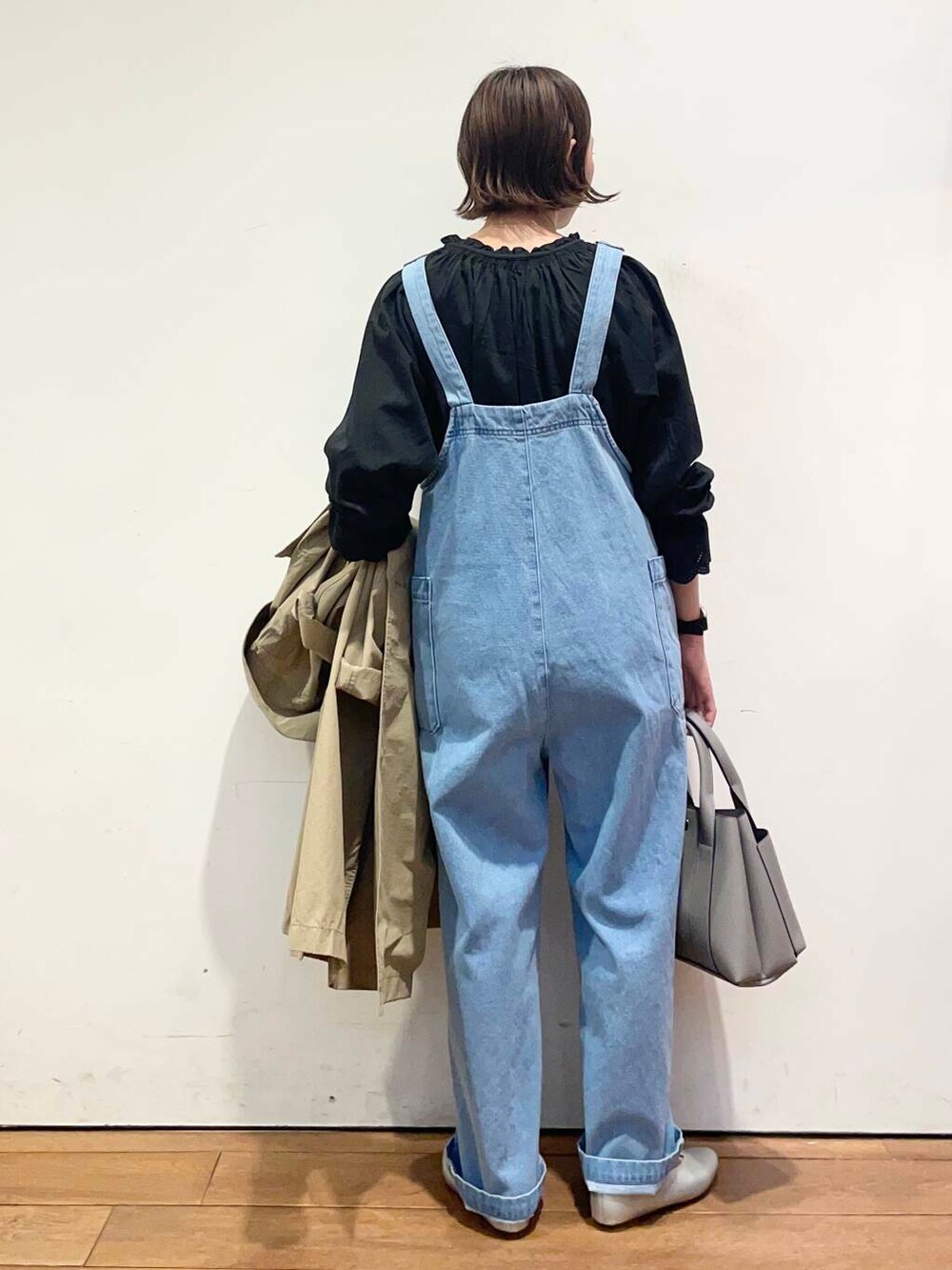 ブラック系のシャツ/ブラウス、グレー系のトートバッグ、ブルー系のサロペット/オーバーオールを着用したレディースの冬コーディネートの4枚目の写真
