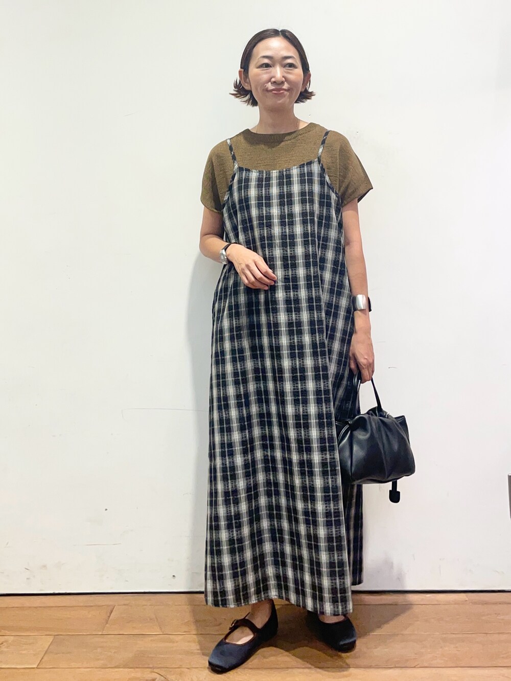 ブルー系のパンプス、ブラック系のショルダーバッグ、ブラック系のワンピースを着用したレディースの秋コーディネートの2枚目の写真