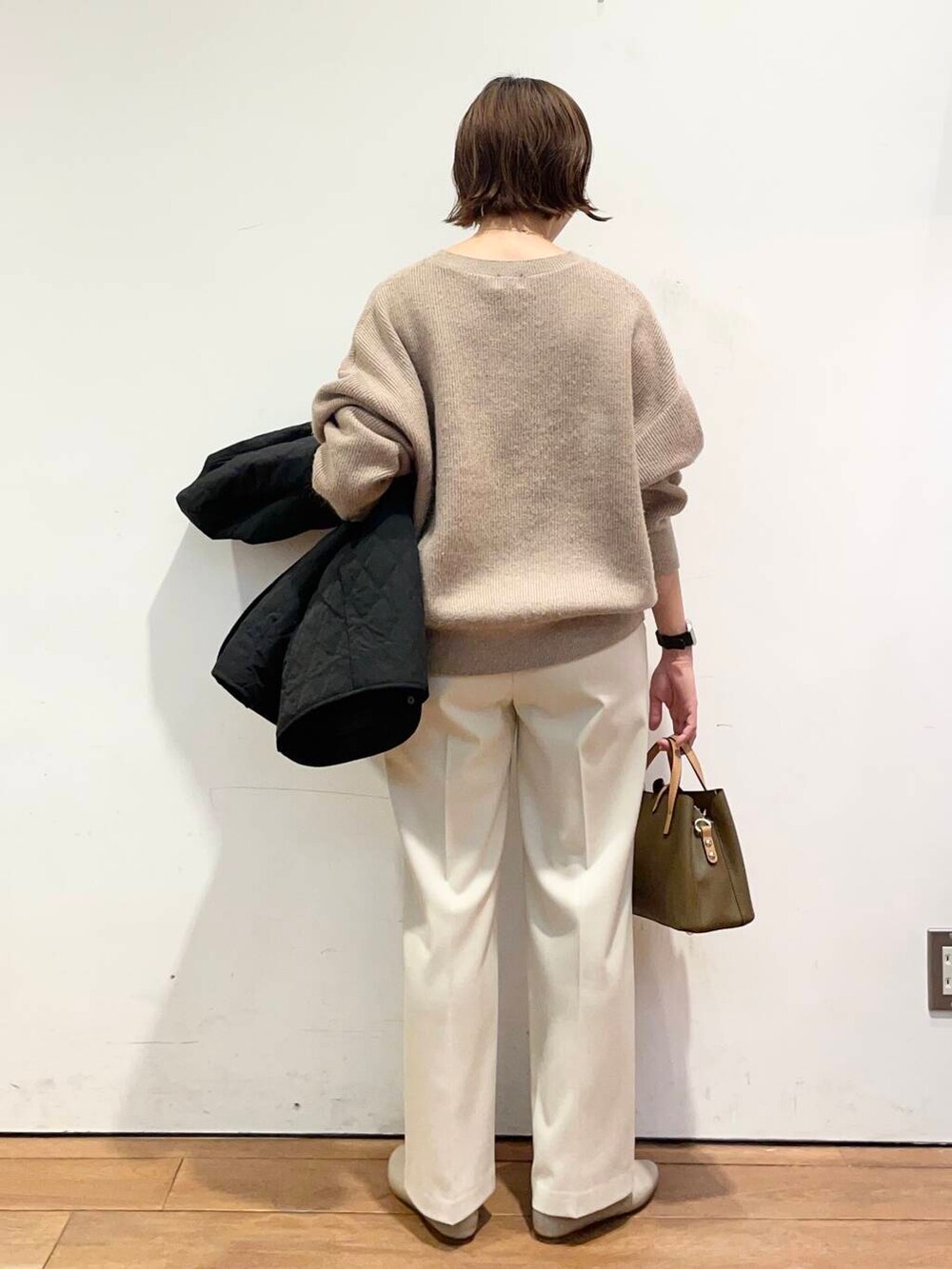 「大人カジュアル、urbanresearchdoors、ママコーデ、アーバンリサーチドアーズ、doors、低身長コーデ、ママファッション、キレイめカジュアル、春のジャケットスタイル」|「RODE SKOの『ドラマ着用商品』チャーム付ミニバッグ Ssize(トートバッグ、ブラウン系)」を使った、urd_nanakoさん(レディース・154cm)の冬コーディネートの4枚目の写真