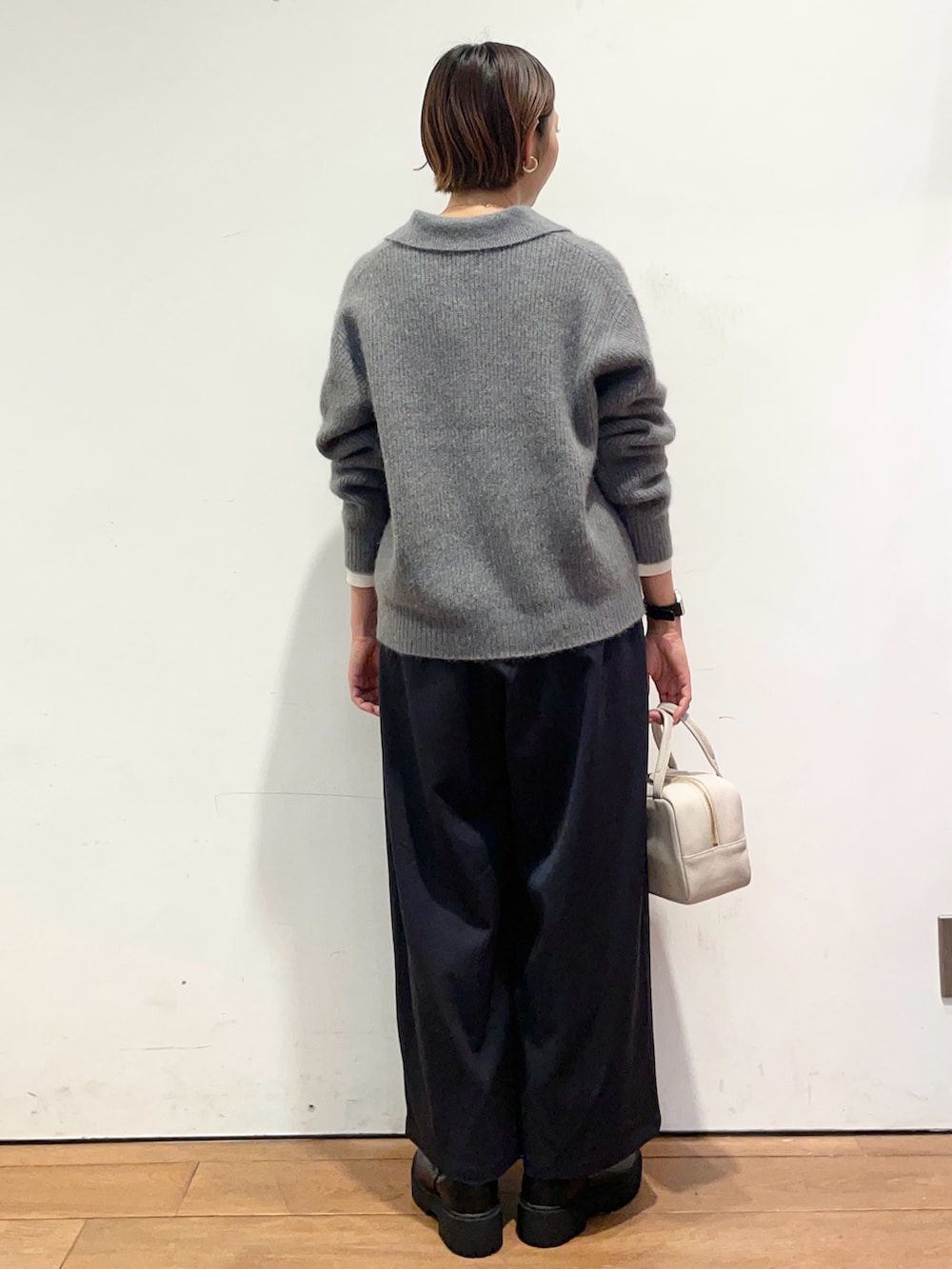 グレー系のニット/セーター、グレー系のボストンバッグ、ブルー系のその他パンツを着用したレディースの秋コーディネートの5枚目の写真