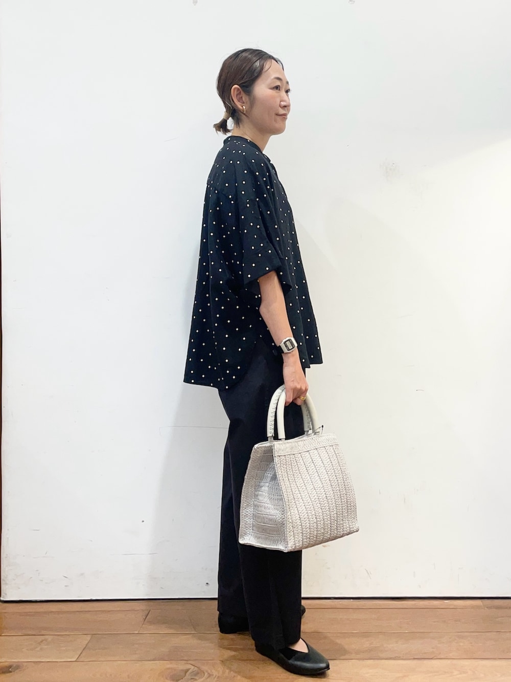 ブラック系のシャツ/ブラウス、ブラック系のその他パンツ、グレー系のハンドバッグを着用したレディースの春コーディネートの3枚目の写真