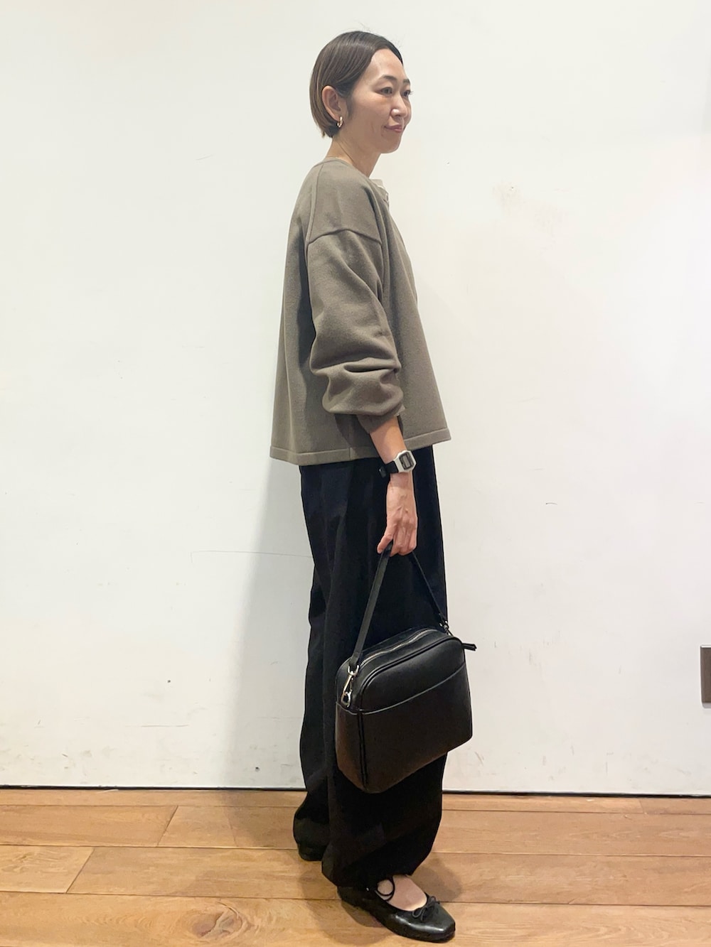 ホワイト系のTシャツ/カットソー、ブラック系のその他パンツ、ブラック系のショルダーバッグを着用したレディースの秋コーディネートの4枚目の写真