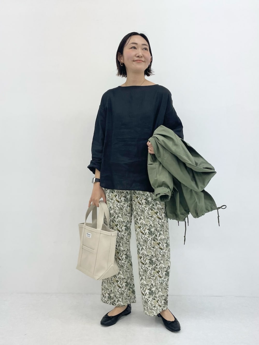 「URBAN RESEARCH DOORS、URBAN RESEARCH DOORS WOMENS、アーバンリサーチドアーズ、ママコーデ、春アウター、モッズコート、30代コーデ、きれいめカジュアル、キレイめカジュアル」｜「URBAN RESEARCH DOORSのやわらかバレエシューズ（パンプス、ブラック系）」を使った、urd_nanakoさん（レディース・154cm）の春コーディネートの7枚目の写真