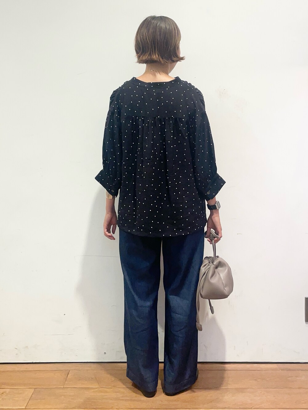 ブラック系のシャツ/ブラウス、ブルー系のデニムパンツ、ベージュ系のショルダーバッグを着用したレディースの夏コーディネートの5枚目の写真