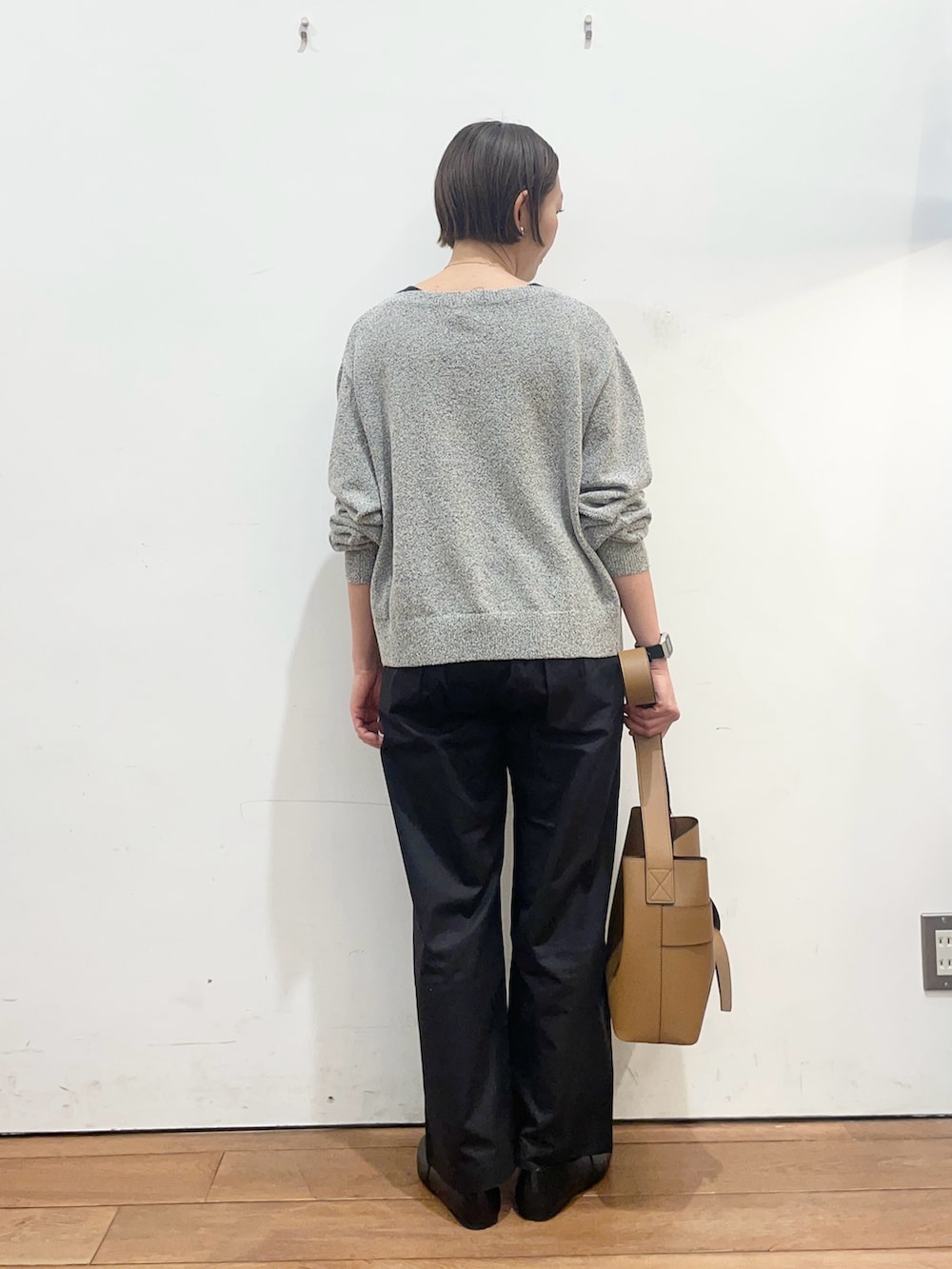 ブラック系のニット/セーター、ブラック系のその他パンツ、ブラック系のローファーを着用したレディースの春コーディネートの5枚目の写真