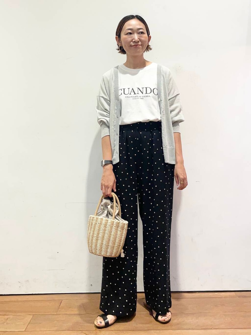 「大人カジュアル、urbanresearchdoors、ママコーデ、アーバンリサーチドアーズ、低身長コーデ、30代、ママファッション、キレイめカジュアル、夏の快適通勤コーデ」|「URBAN RESEARCH DOORSの巾着カゴバッグ(ハンドバッグ、グレー系)」を使った、urd_nanakoさん(レディース・154cm)の夏コーディネートの2枚目の写真