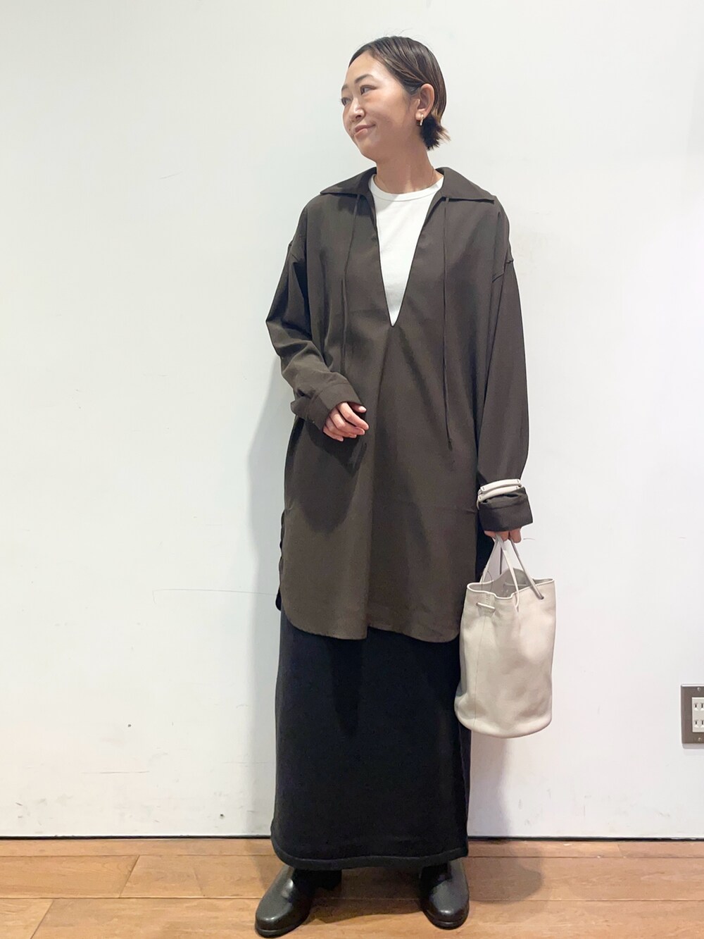 ブラック系のブーツ、ブラウン系のシャツ/ブラウス、グレー系のショルダーバッグを着用したレディースの秋コーディネートの2枚目の写真
