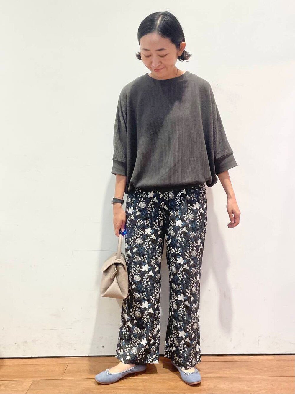 グレー系のTシャツ/カットソー、ブルー系のバレエシューズ、ブルー系のその他パンツを着用したレディースの夏コーディネートの5枚目の写真