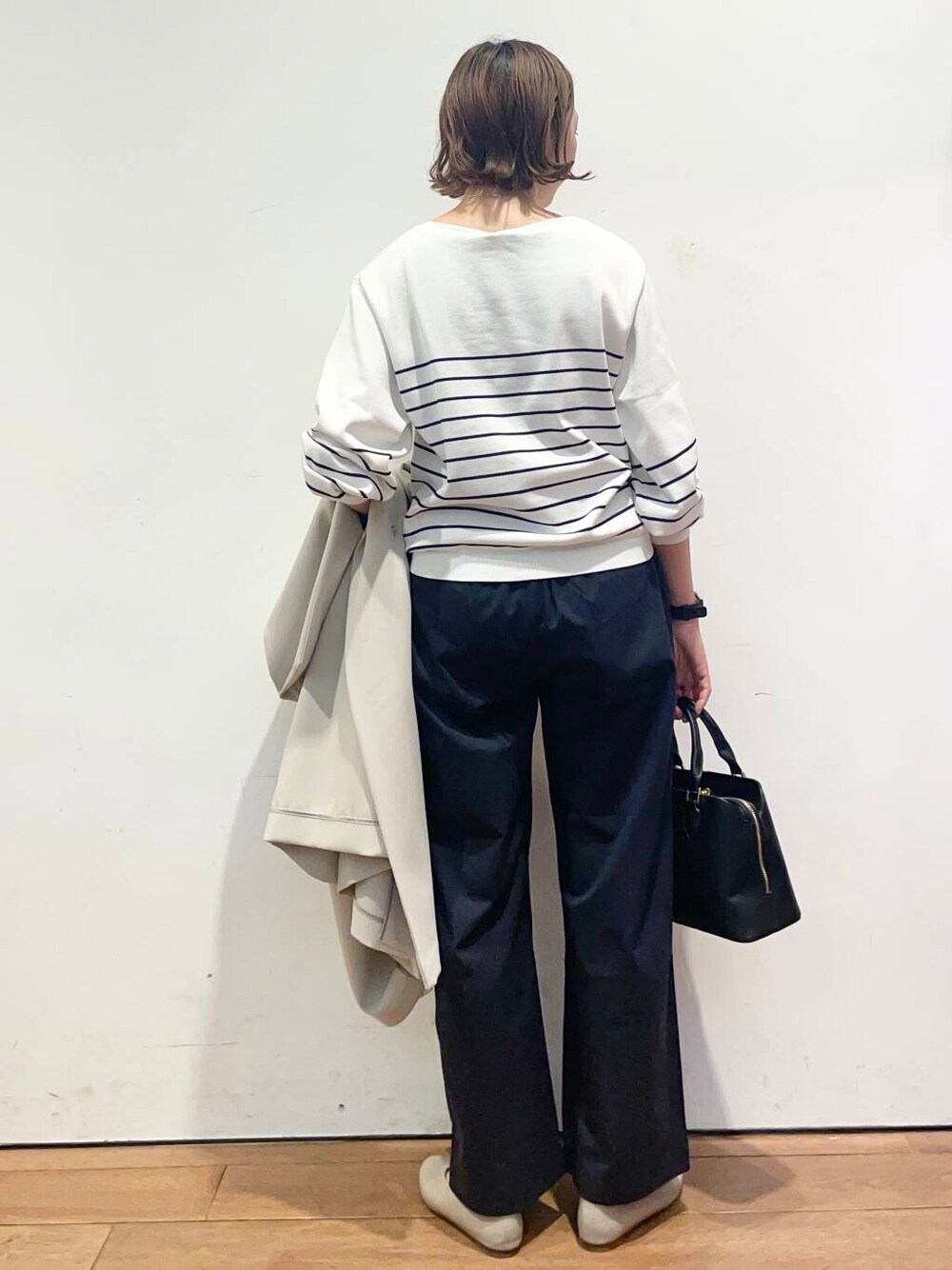 「大人カジュアル、urbanresearchdoors、ママコーデ、アーバンリサーチドアーズ、doors、低身長コーデ、30代、ママファッション、キレイめカジュアル、春のジャケットスタイル」｜「RODE SKOのセンターステッチハンドバッグ（ハンドバッグ、ブラック系）」を使った、urd_nanakoさん（レディース・154cm）の春コーディネートの9枚目の写真