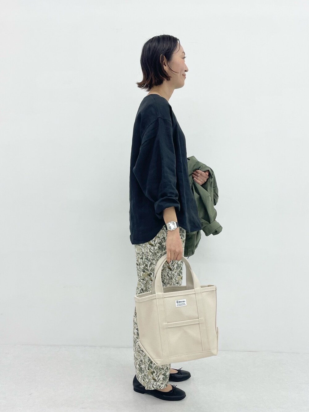 「URBAN RESEARCH DOORS、URBAN RESEARCH DOORS WOMENS、アーバンリサーチドアーズ、ママコーデ、春アウター、モッズコート、30代コーデ、きれいめカジュアル、キレイめカジュアル」｜「URBAN RESEARCH DOORSのやわらかバレエシューズ（パンプス、ブラック系）」を使った、urd_nanakoさん（レディース・154cm）の春コーディネートの8枚目の写真