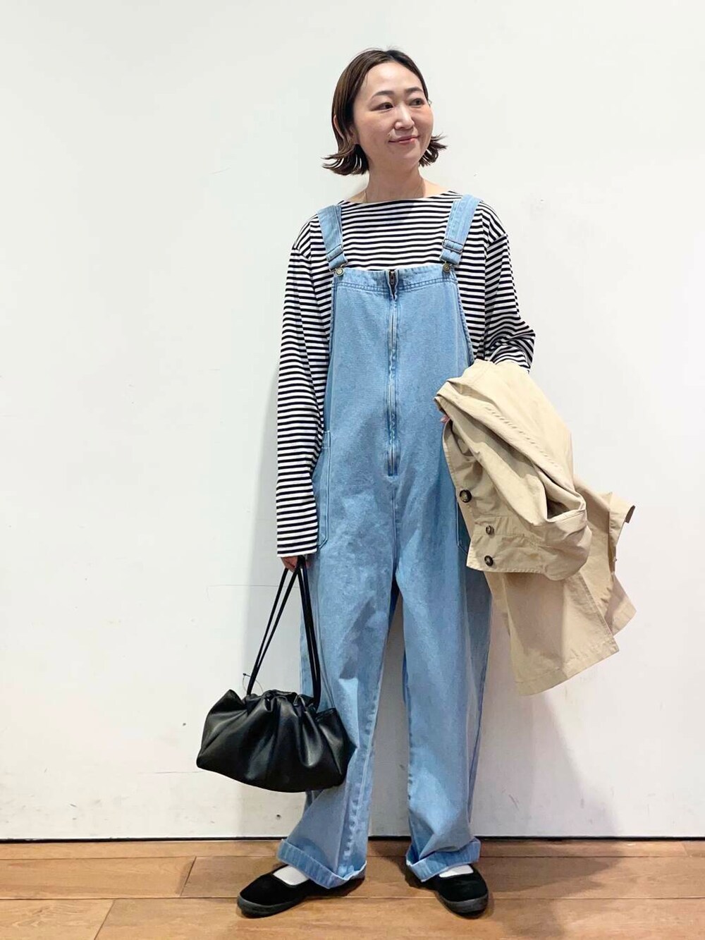 「大人カジュアル、urbanresearchdoors、ママコーデ、アーバンリサーチドアーズ、doors、低身長コーデ、30代、ママファッション、春カラーコーデ、春アウターコーデ」｜「URBAN RESEARCH DOORSの2WAY巾着ショルダーバッグ（ショルダーバッグ、ブラック系）」を使った、urd_nanakoさん（レディース・154cm）の春コーディネートの6枚目の写真