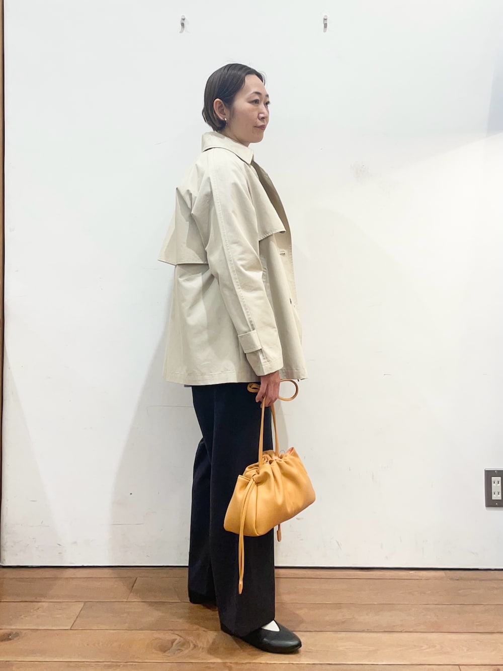 ブルー系のシャツ/ブラウス、ブルー系のスウェット、ブラック系のパンプスを着用したレディースの春コーディネートの8枚目の写真