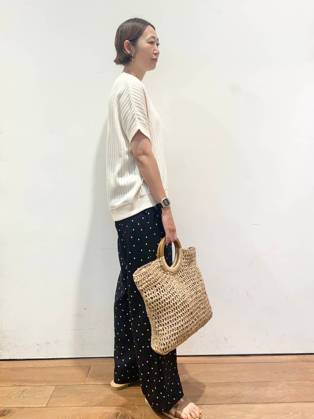 「大人カジュアル、urbanresearchdoors、ママコーデ、アーバンリサーチドアーズ、低身長コーデ、30代、ママファッション、キレイめカジュアル、洒落見えイージーパンツ×サンダル」|「URBAN RESEARCH DOORSのカッティングサンダル(サンダル、ブラウン系)」を使った、urd_nanakoさん(レディース・154cm)の夏コーディネートの4枚目の写真