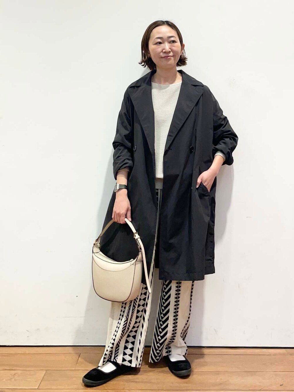 「大人カジュアル、urbanresearchdoors、ママコーデ、アーバンリサーチドアーズ、doors、低身長コーデ、30代、ママファッション、キレイめカジュアル、春アウターコーデ」｜「FORK&SPOONのFORK&SPOON　オーバーライトミドルコート（その他アウター、ブラック系）」を使った、urd_nanakoさん（レディース・154cm）の春コーディネートの2枚目の写真
