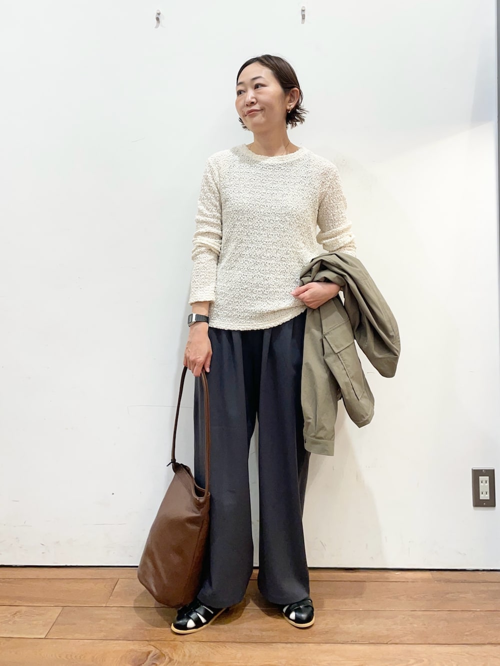 グリーン系のブルゾン、ホワイト系のTシャツ/カットソー、グレー系のその他パンツを着用したレディースの春コーディネートの5枚目の写真