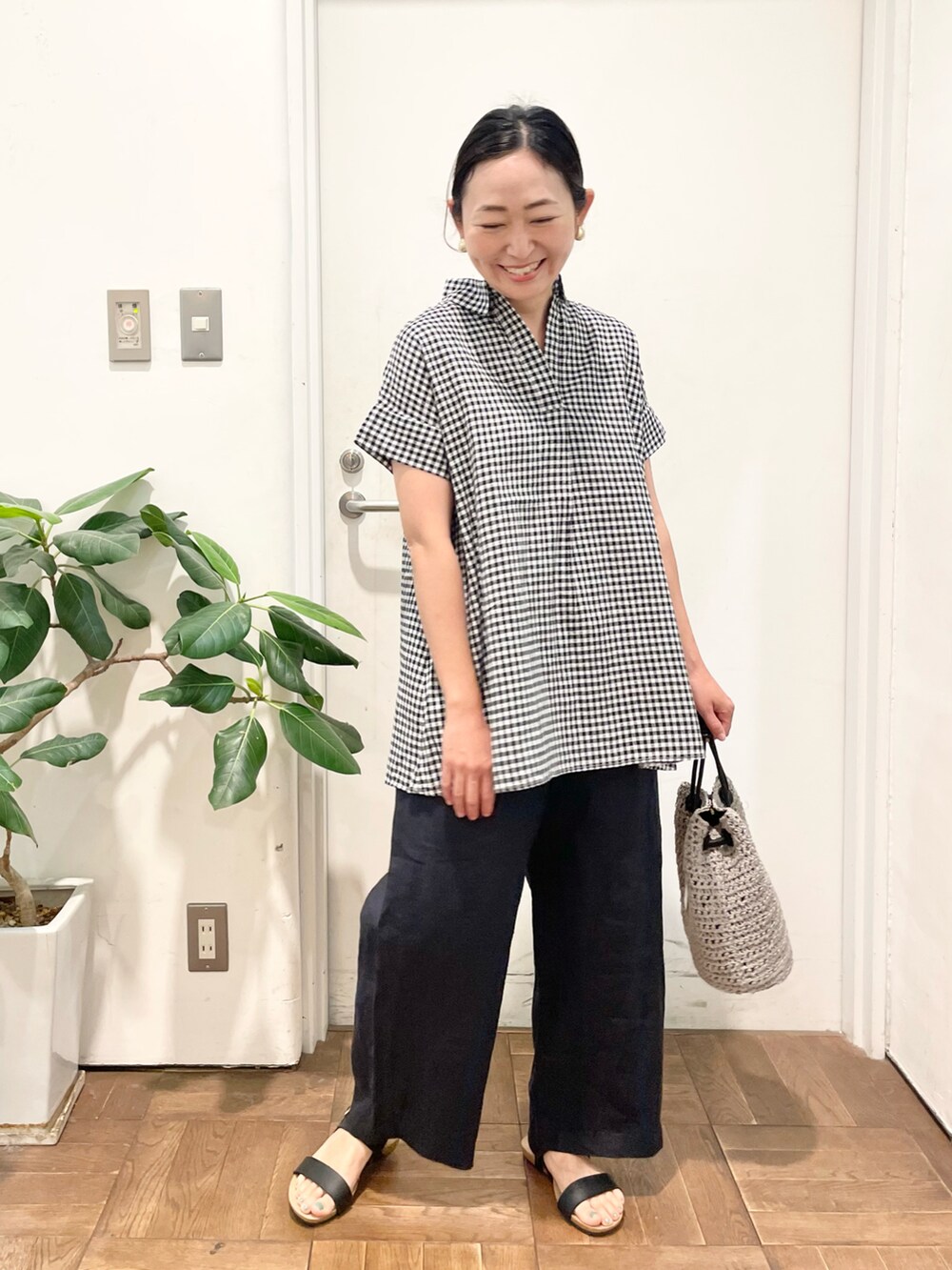 その他のシャツ/ブラウス、ブルー系のその他パンツ、ブラック系のサンダルを着用したレディースの夏コーディネートの3枚目の写真