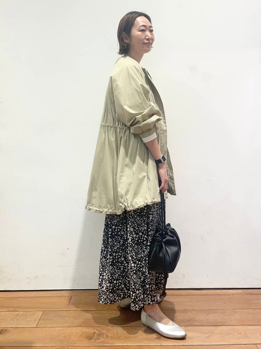 「大人カジュアル、urbanresearchdoors、ママコーデ、アーバンリサーチドアーズ、doors、低身長コーデ、30代、ママファッション、春カラーコーデ、キレイめカジュアル」|「URBAN RESEARCH DOORSのVカットパンプス(パンプス、シルバー系)」を使った、urd_nanakoさん(レディース・154cm)の春コーディネートの4枚目の写真