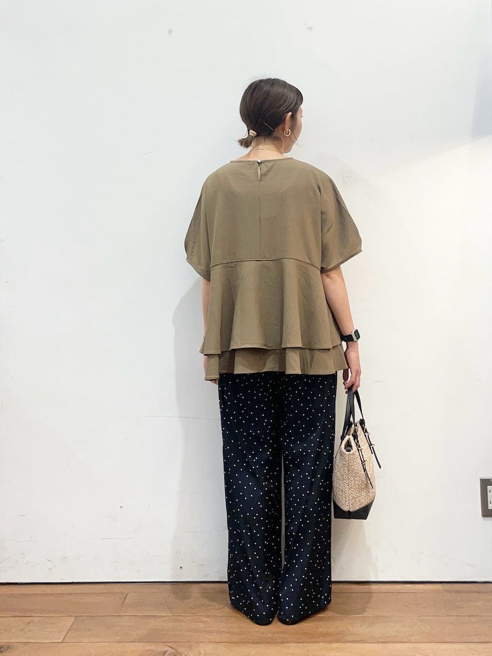 ブラウン系のシャツ/ブラウス、ブラック系のショルダーバッグ、ブルー系のその他パンツを着用したレディースの夏コーディネートの4枚目の写真