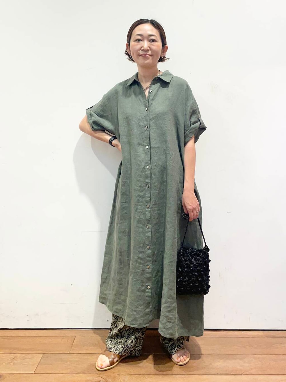 「大人カジュアル、urbanresearchdoors、ママコーデ、アーバンリサーチドアーズ、低身長コーデ、30代、ママファッション、キレイめカジュアル、リネン着こなし術」|「URBAN RESEARCH DOORSのカッティングサンダル(サンダル、ブラウン系)」を使った、urd_nanakoさん(レディース・154cm)の夏コーディネートの2枚目の写真