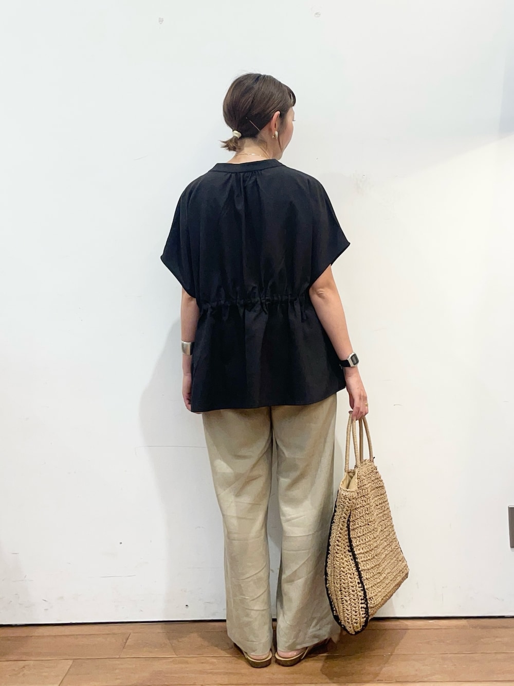 ブラック系のシャツ/ブラウス、ベージュ系のその他パンツ、ゴールド系のサンダルを着用したレディースの夏コーディネートの4枚目の写真