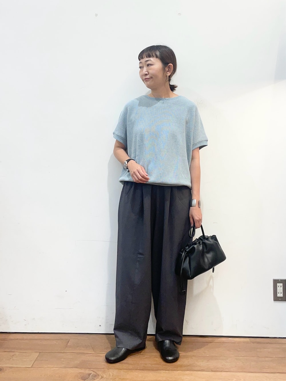 ブルー系のTシャツ/カットソー、ブラック系のその他シューズ、ブラック系のショルダーバッグを着用したレディースの夏コーディネートの2枚目の写真