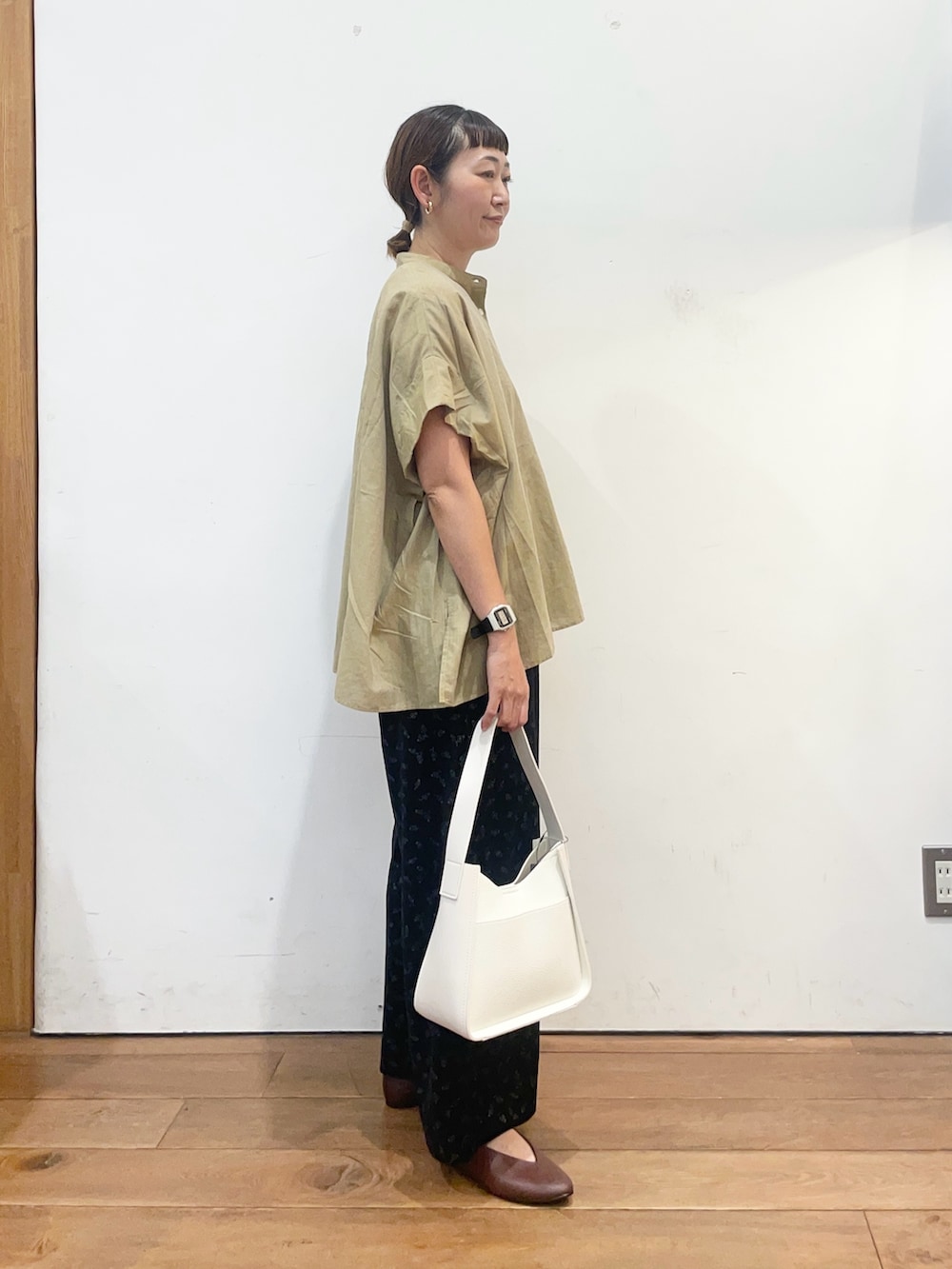 ベージュ系のシャツ/ブラウス、ブラウン系のパンプス、ブラック系のその他パンツを着用したレディースの夏コーディネートの3枚目の写真