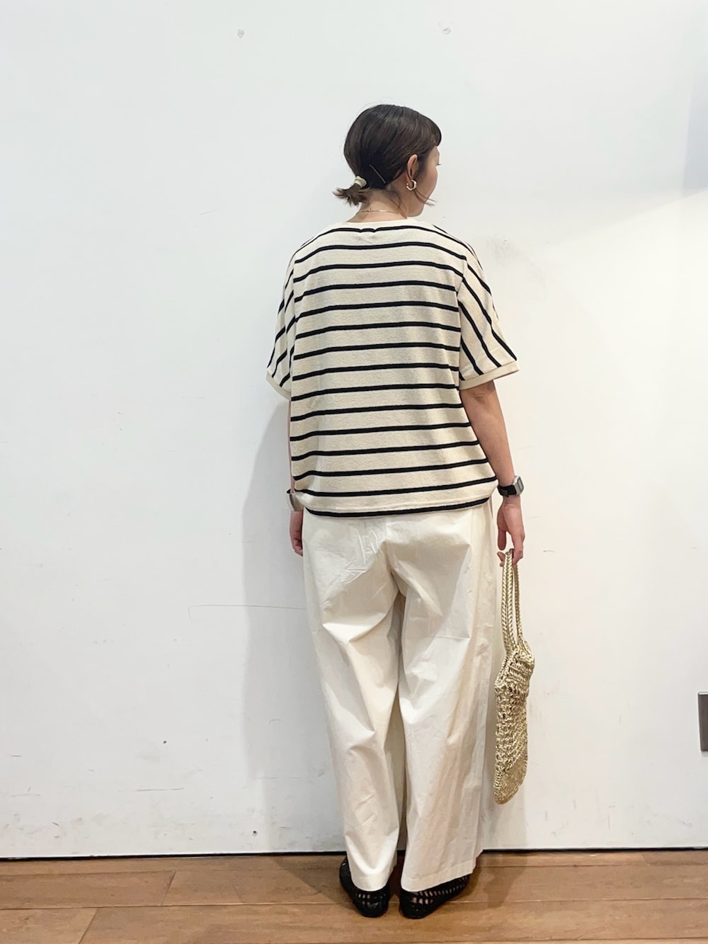 ホワイト系のTシャツ/カットソー、ホワイト系のその他パンツ、ゴールド系のトートバッグを着用したレディースの夏コーディネートの5枚目の写真
