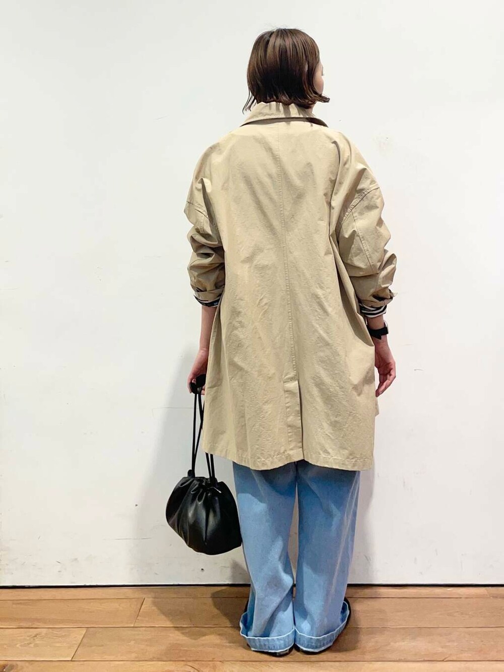 「大人カジュアル、urbanresearchdoors、ママコーデ、アーバンリサーチドアーズ、doors、低身長コーデ、30代、ママファッション、春カラーコーデ、春アウターコーデ」｜「URBAN RESEARCH DOORSの2WAY巾着ショルダーバッグ（ショルダーバッグ、ブラック系）」を使った、urd_nanakoさん（レディース・154cm）の春コーディネートの4枚目の写真