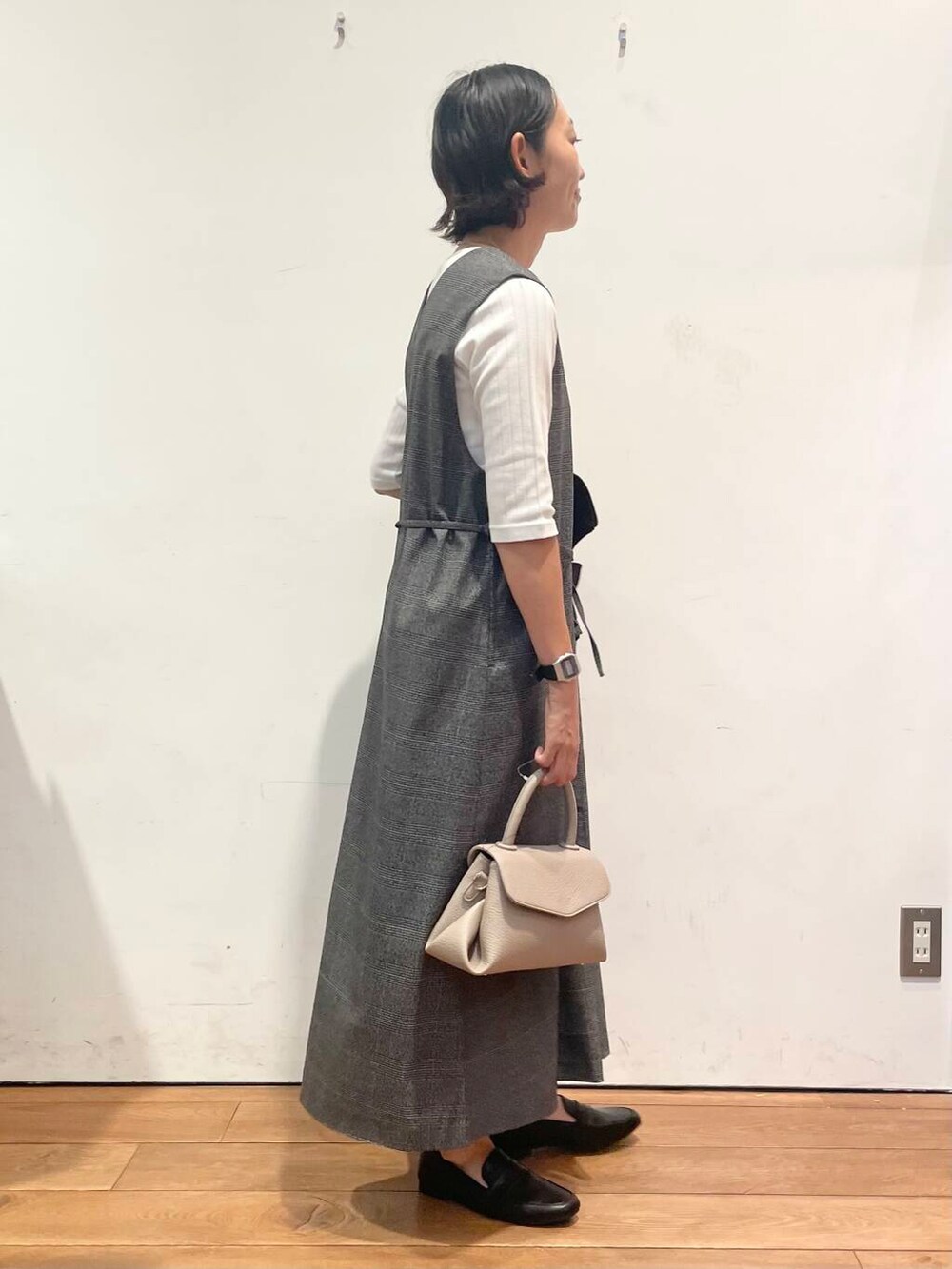 ベージュ系のショルダーバッグ、ホワイト系のTシャツ/カットソー、その他のワンピースを着用したレディースの秋コーディネートの9枚目の写真