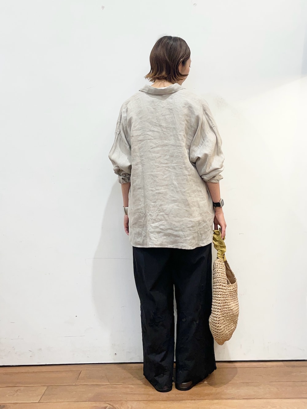 その他のTシャツ/カットソー、グレー系のシャツ/ブラウス、ブラック系のその他パンツを着用したレディースの春コーディネートの5枚目の写真