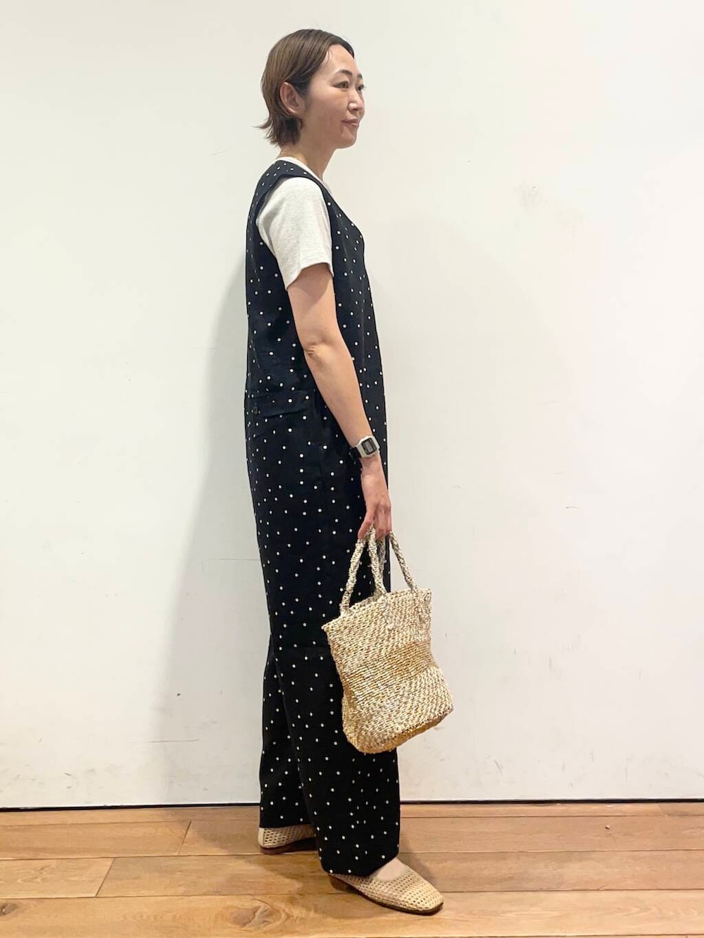 「大人カジュアル、urbanresearchdoors、ママコーデ、アーバンリサーチドアーズ、低身長コーデ、30代、ママファッション、キレイめカジュアル、リネン着こなし術」|「URBAN RESEARCH DOORSのリネンレーヨンドットオールインワン(サロペット/オーバーオール、ブラック系)」を使った、urd_nanakoさん(レディース・154cm)の夏コーディネートの4枚目の写真
