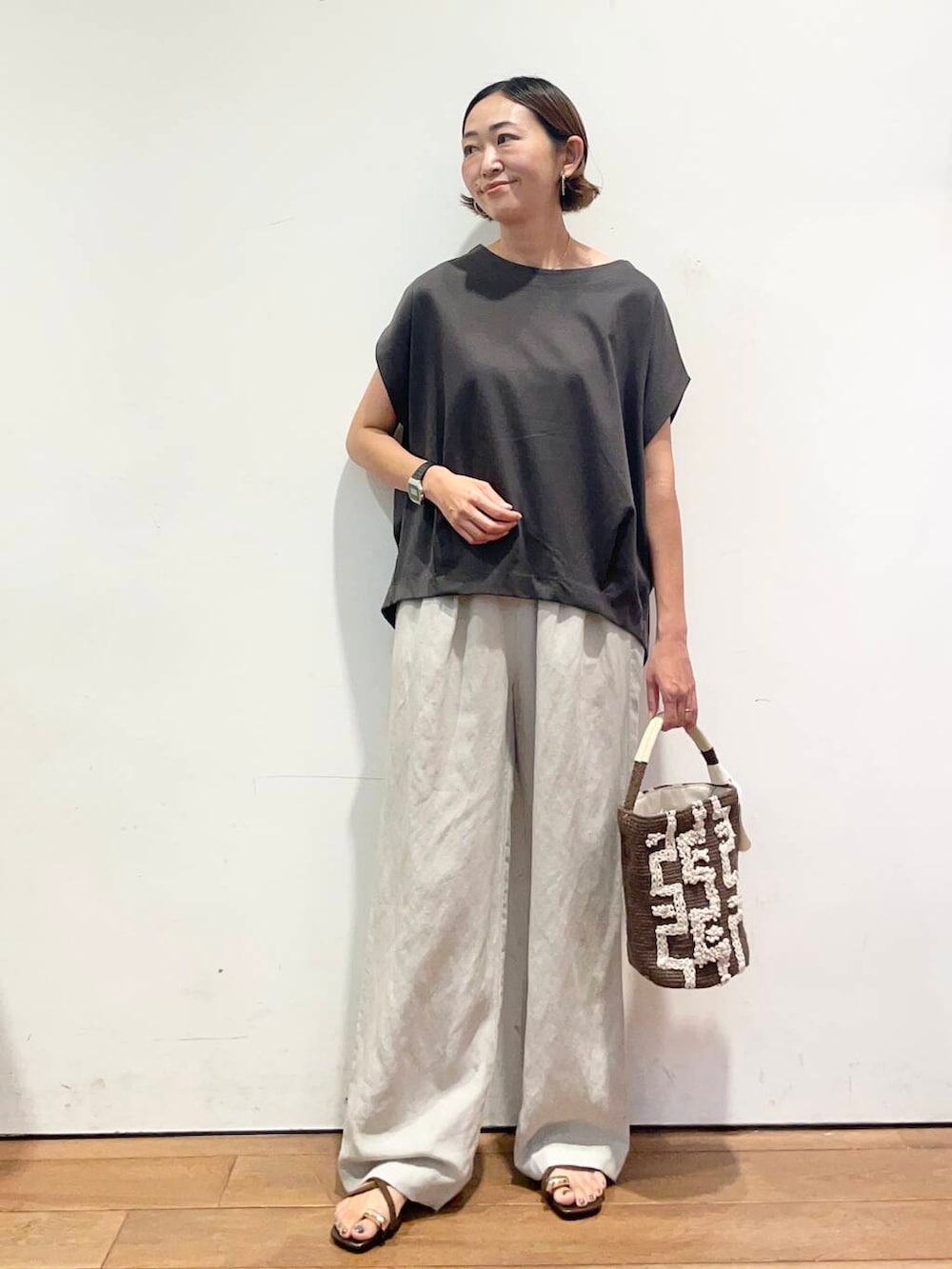 「大人カジュアル、urbanresearchdoors、ママコーデ、アーバンリサーチドアーズ、低身長コーデ、30代、ママファッション、キレイめカジュアル、きれいめ派のtシャツコーデ」｜「URBAN RESEARCH DOORSのコットンバックタックフレンチプルオーバー（Tシャツ/カットソー、グレー系）」を使った、urd_nanakoさん（レディース・154cm）の夏コーディネートの3枚目の写真