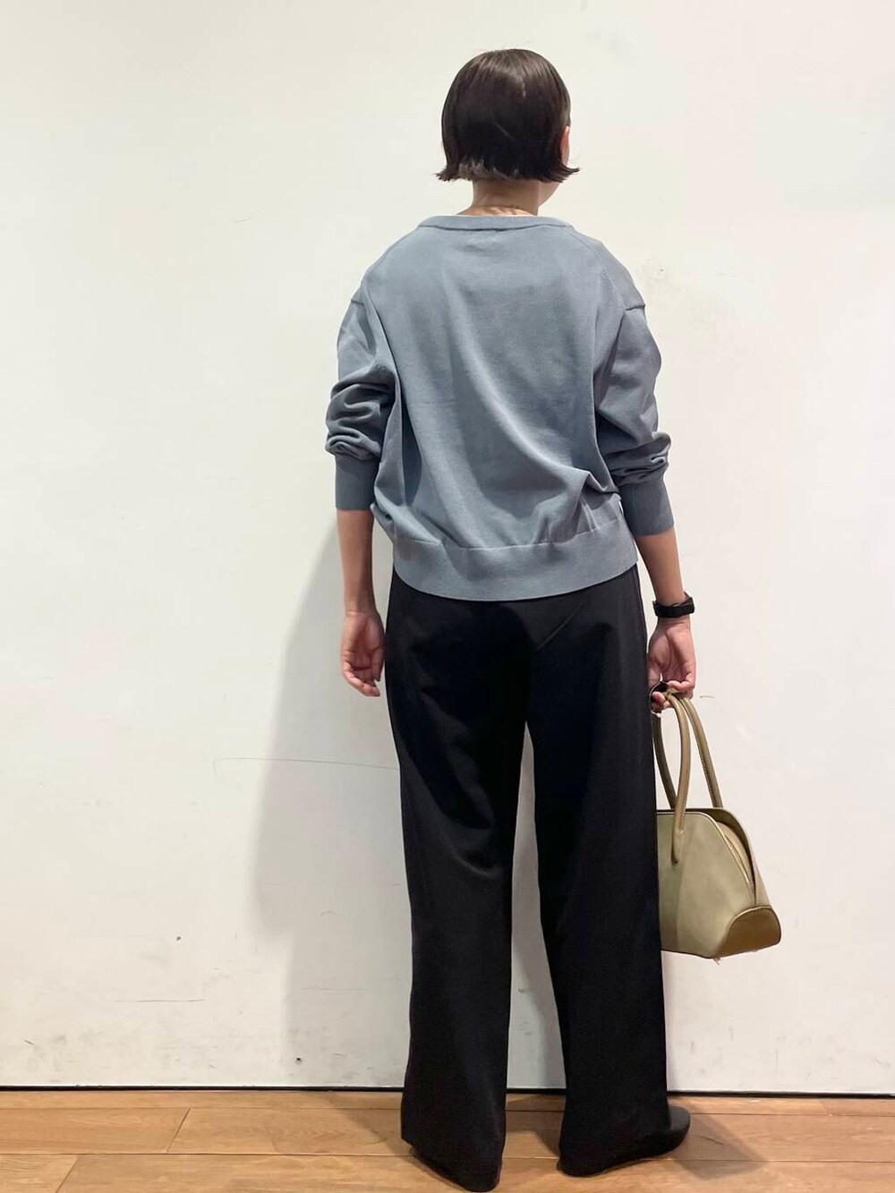 ブラック系のパンプス、ベージュ系のハンドバッグ、ホワイト系のTシャツ/カットソーを着用したレディースの秋コーディネートの8枚目の写真