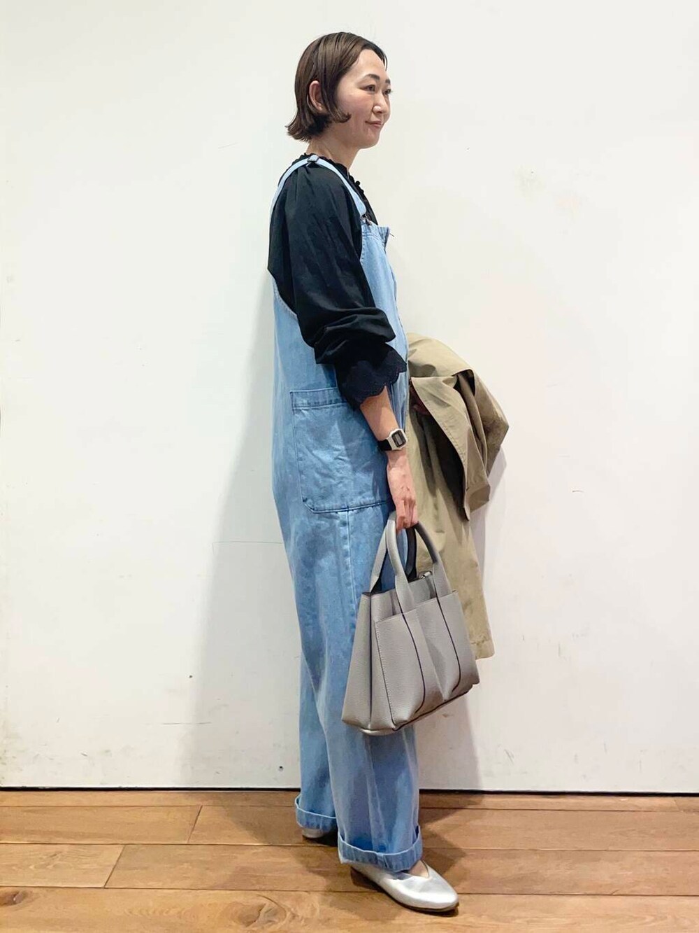 ブラック系のシャツ/ブラウス、グレー系のトートバッグ、ブルー系のサロペット/オーバーオールを着用したレディースの冬コーディネートの3枚目の写真