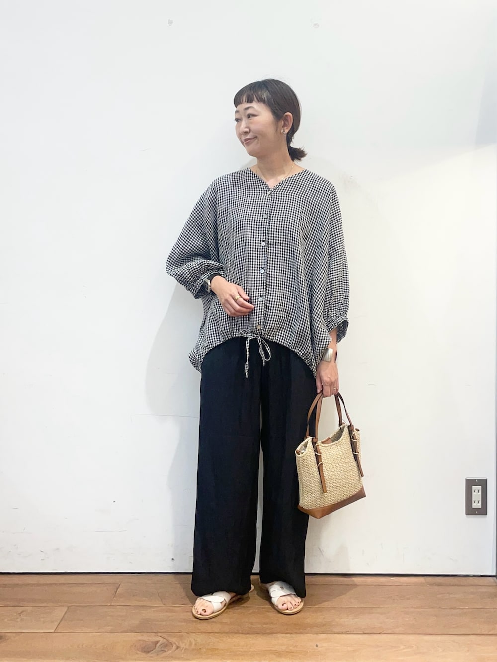 その他のシャツ/ブラウス、イエロー系のショルダーバッグ、ホワイト系のサンダルを着用したレディースの夏コーディネートの2枚目の写真