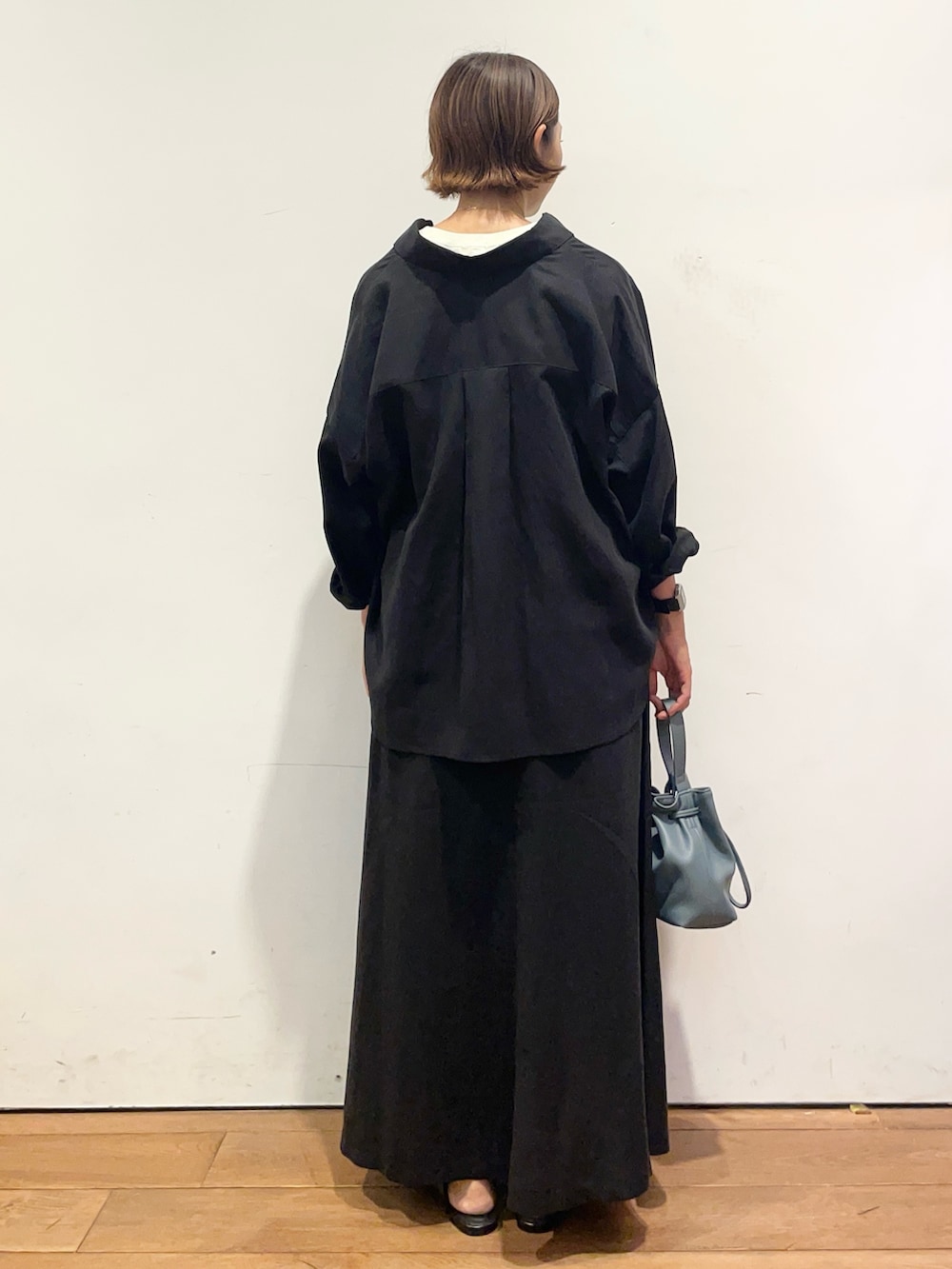 ベージュ系のTシャツ/カットソー、ブラック系のシャツ/ブラウス、ブラック系のスカートを着用したレディースの秋コーディネートの5枚目の写真