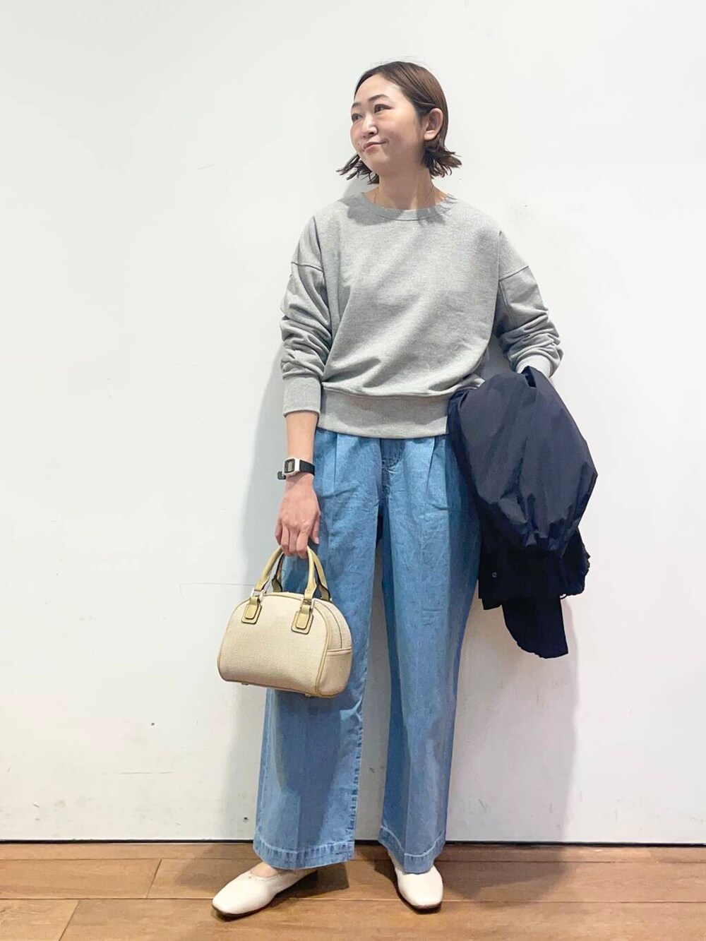 「大人カジュアル、urbanresearchdoors、ママコーデ、アーバンリサーチドアーズ、doors、低身長コーデ、30代、ママファッション、キレイめカジュアル、最旬スウェットコーデ」｜「URBAN RESEARCH DOORSのコンパクトラメスウェット（スウェット、グレー系）」を使った、urd_nanakoさん（レディース・154cm）の春コーディネートの7枚目の写真