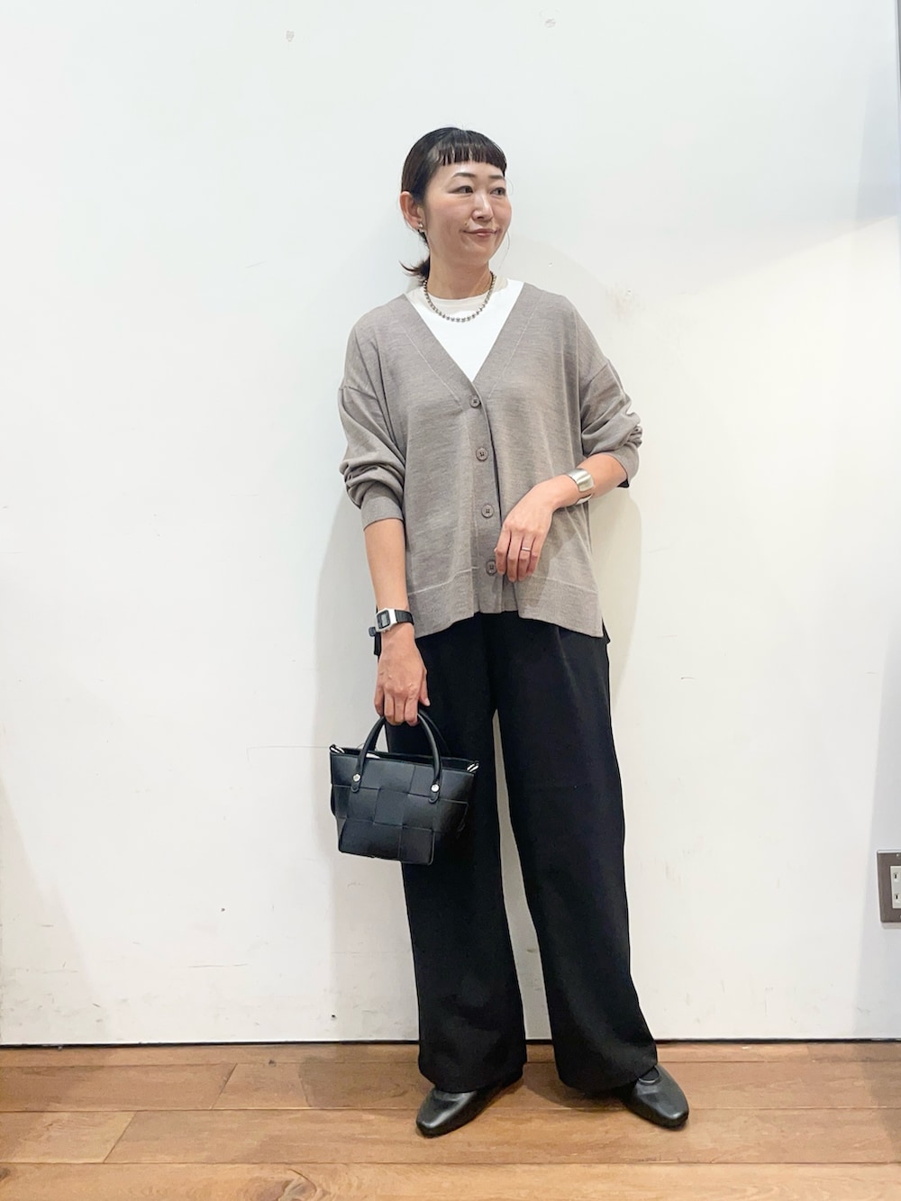 ブラック系のスリッポン、ブラック系のその他パンツ、ブラック系のハンドバッグを着用したレディースの秋コーディネートの2枚目の写真