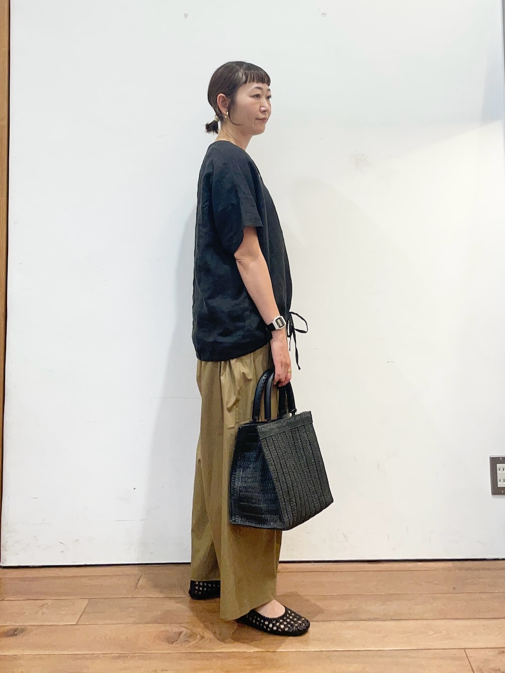 ブラック系のシャツ/ブラウス、ベージュ系のその他パンツ、ブラック系のサンダルを着用したレディースの夏コーディネートの3枚目の写真