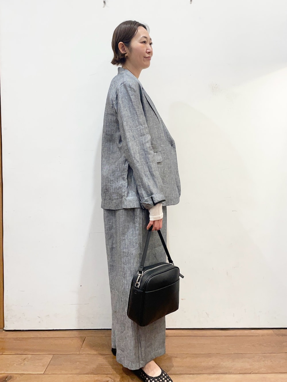 グレー系のその他アウター、ホワイト系のTシャツ/カットソー、ブラック系のサンダルを着用したレディースの春コーディネートの3枚目の写真