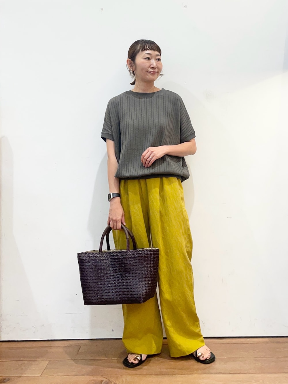 グレー系のTシャツ/カットソー、ブラック系のサンダル、イエロー系のその他パンツを着用したレディースの夏コーディネートの2枚目の写真