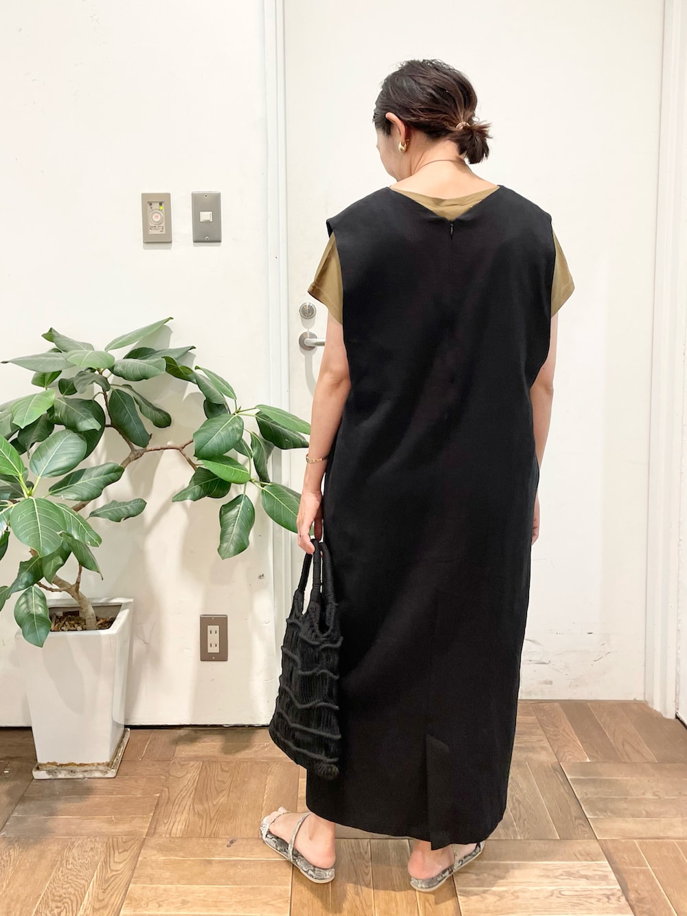 ブラック系のワンピース、ブラウン系のTシャツ/カットソー、グレー系のサンダルを着用したレディースの夏コーディネートの3枚目の写真