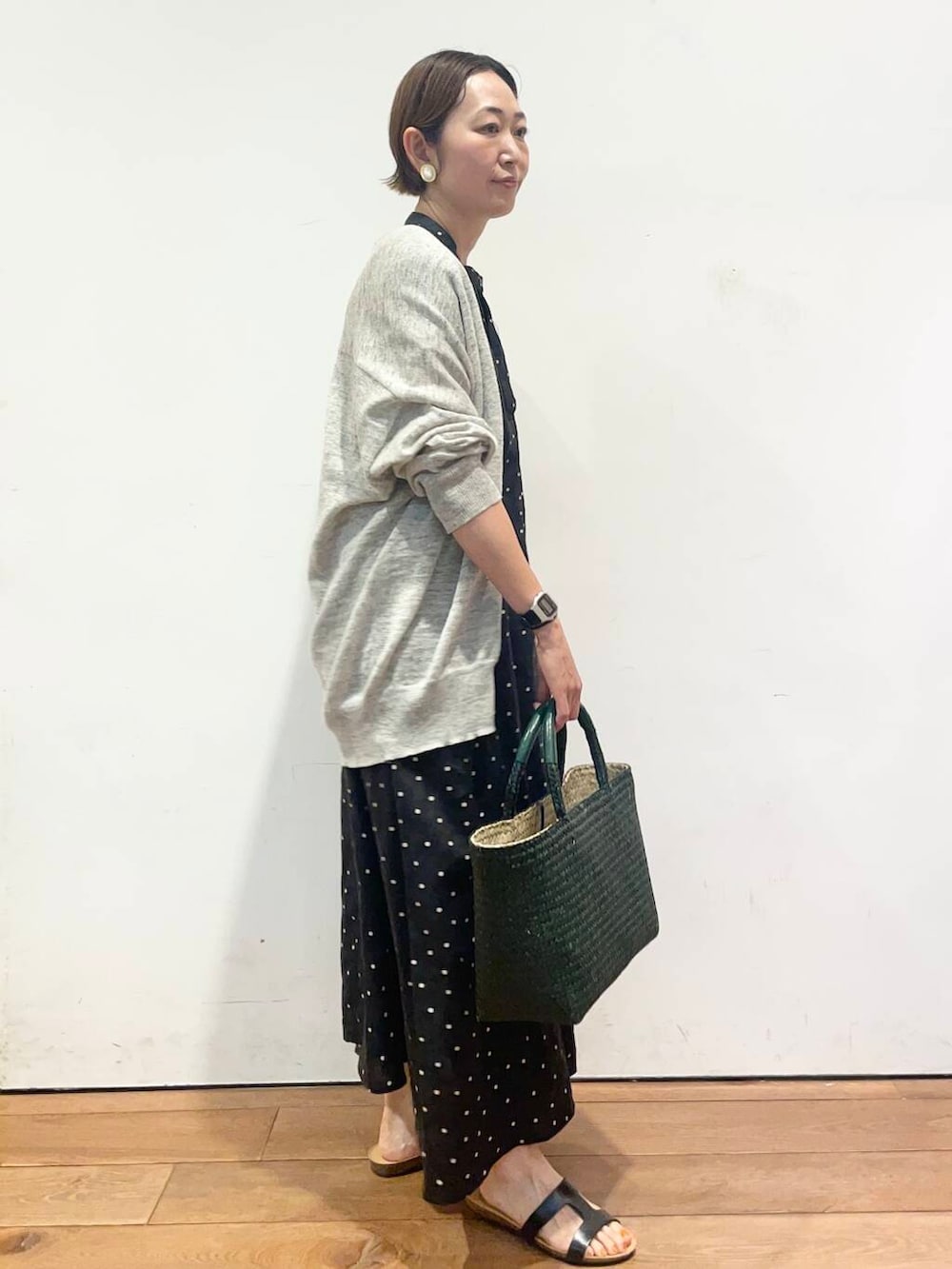 「大人カジュアル、urbanresearchdoors、ママコーデ、アーバンリサーチドアーズ、低身長コーデ、30代、ママファッション、キレイめカジュアル、リネン着こなし術」｜「URBAN RESEARCH DOORSのリネンVネックカーディガン（カーディガン/ボレロ、グレー系）」を使った、urd_nanakoさん（レディース・154cm）の夏コーディネートの7枚目の写真