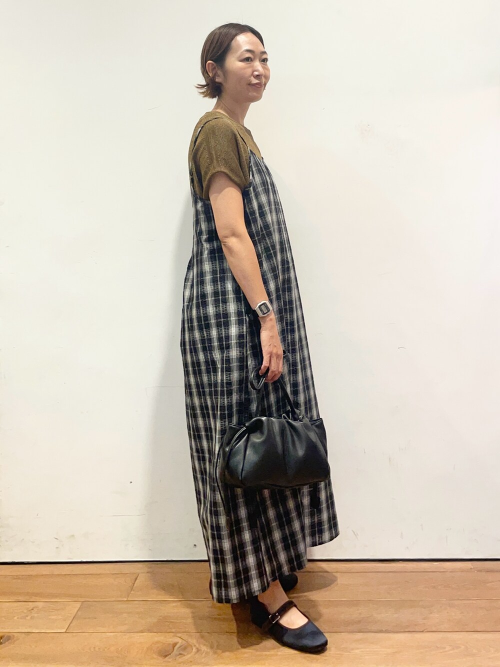 ブルー系のパンプス、ブラック系のショルダーバッグ、ブラック系のワンピースを着用したレディースの秋コーディネートの4枚目の写真