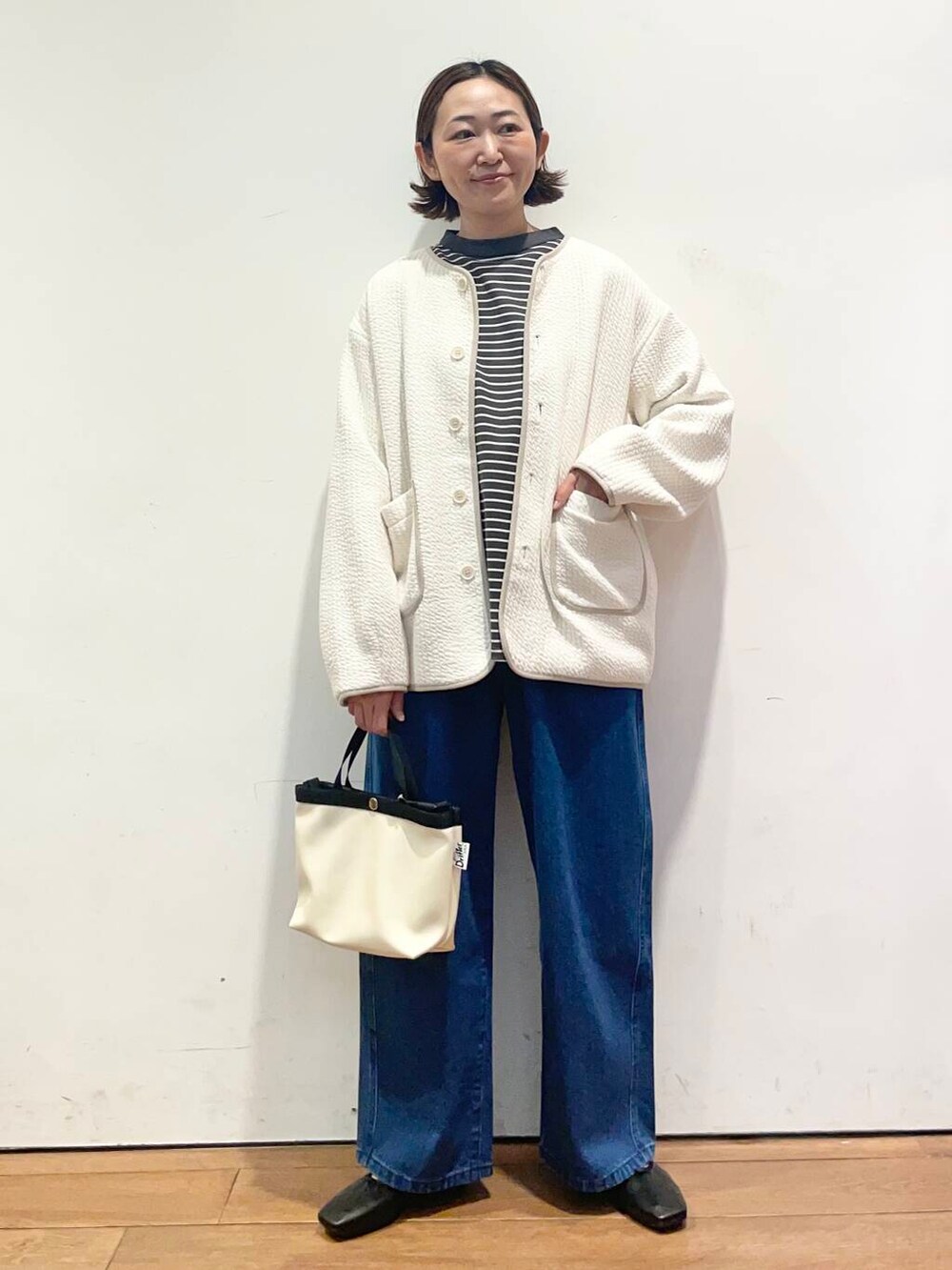 「大人カジュアル、urbanresearchdoors、ママコーデ、アーバンリサーチドアーズ、doors、低身長コーデ、30代、ママファッション、春のジャケットスタイル」｜「URBAN RESEARCH DOORSの2タックギャザーデニムパンツ（デニムパンツ、ブルー系）」を使った、urd_nanakoさん（レディース・154cm）の春コーディネートの2枚目の写真