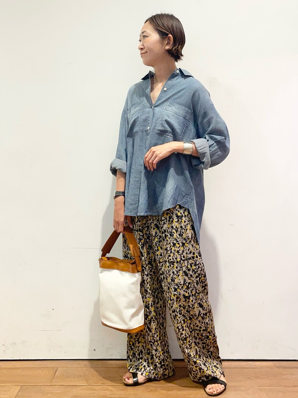 ベージュ系のその他パンツ、ブラック系のサンダル、ブルー系のシャツ/ブラウスを着用したレディースの夏コーディネートの2枚目の写真