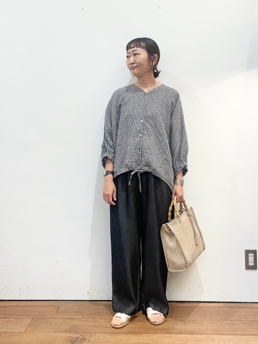 その他のシャツ/ブラウス、ブラック系のデニムパンツ、ベージュ系のショルダーバッグを着用したレディースの夏コーディネートの3枚目の写真